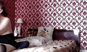 بلوند جذاب در لباس زیر زنانه سکسی رابطه جنسی خود را نشان می دهد عکس سکسی کوس وکیر