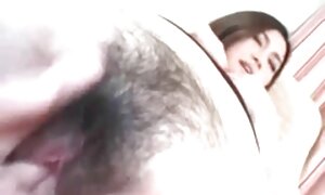 این دختر ساده به طور فعال در حال پرش از دو سوراخ در عکس کس و سکس عضو محبوب خود است