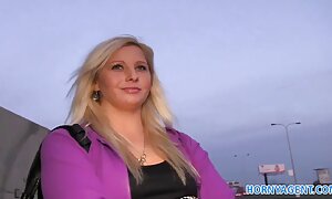 زن جوان قرمز پوست عشق را در کون خود می کند و آن را در اسپرم های ضخیم محکم می عکس سوپر کس وکون کند