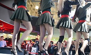 عوضی های ناهنجار اجازه داشتند که عکس کس لیسیدن متحرک او را بر روی دو چوب بکشند و به تقدیر بپردازند
