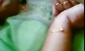 این عکس کیر تو کون مرد در مقابل دوست دختر خود در حال پیچاندن یک روسی با موهای قهوه ای است