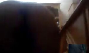 سبزه با تصاویرسکسی ازکون ویبراتور سوراخ خود را نوازش می کند